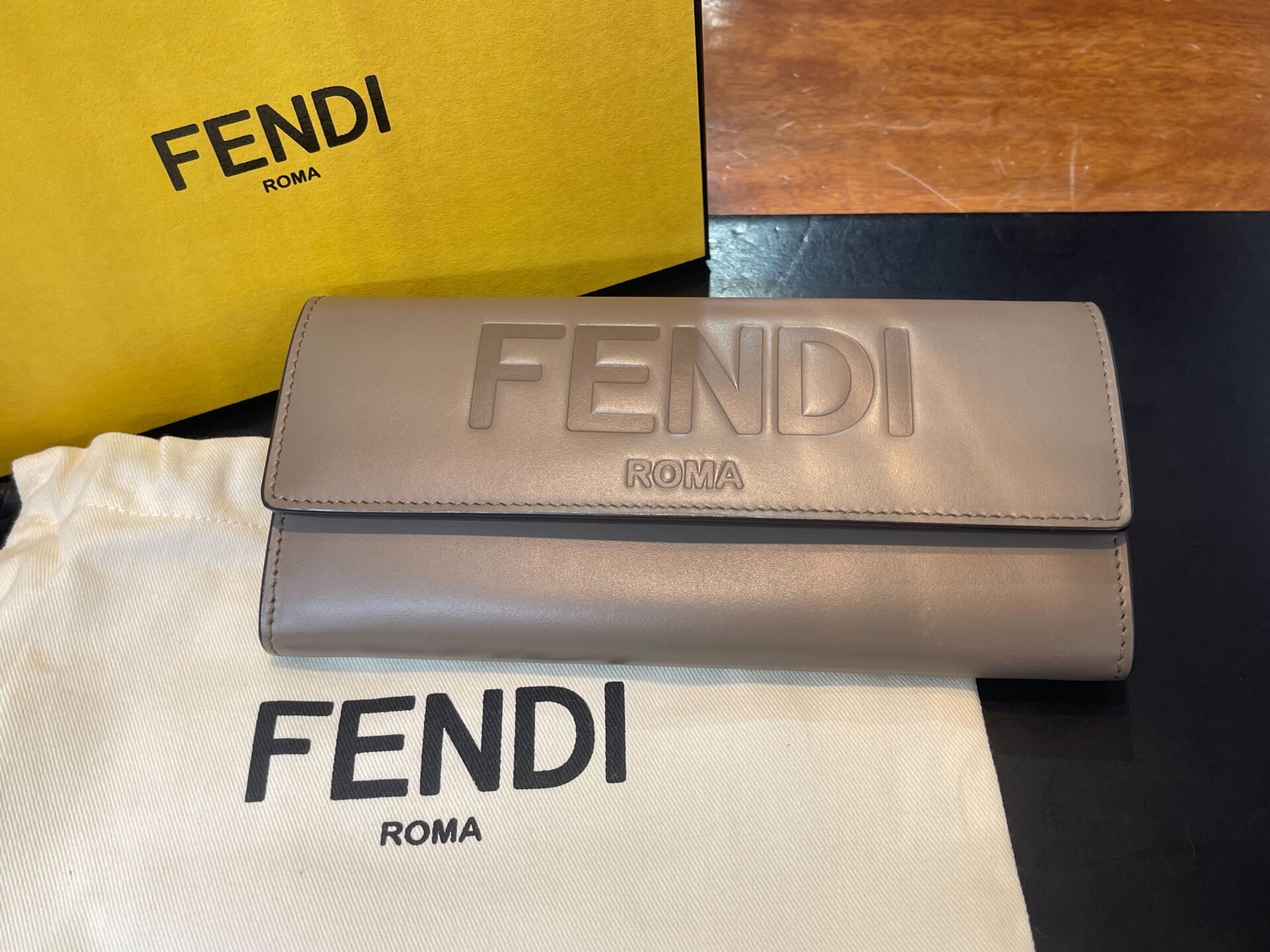 FENDI（フェンディ）2つ折り長財布 ベージュ